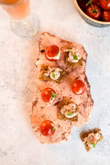Feesthapjes: cracker met garnaaltjes en mini tomaat garnaal