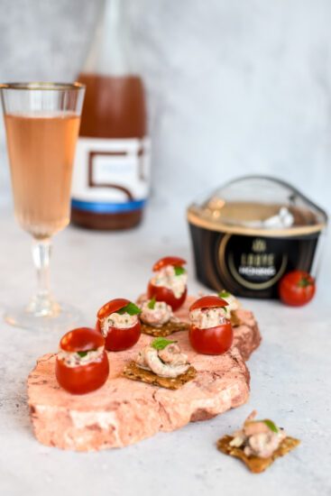 Feesthapjes: cracker met garnaaltjes en mini tomaat garnaal