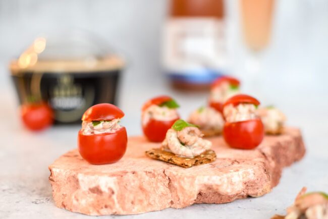Feesthapjes: cracker met garnaaltjes en mini tomaat garnaal