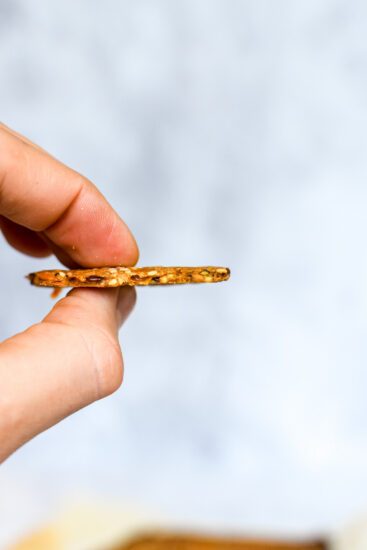 Feesthapjes: cracker met garnaaltjes en mini tomaat garnaal