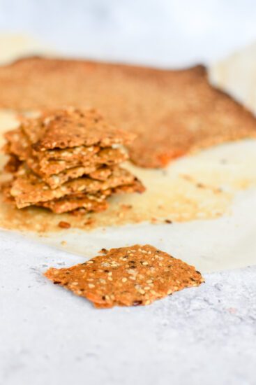Feesthapjes: cracker met garnaaltjes en mini tomaat garnaal