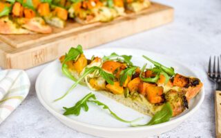 Pinsa met geroosterde pompoen, mozzarella en pompoenpitten