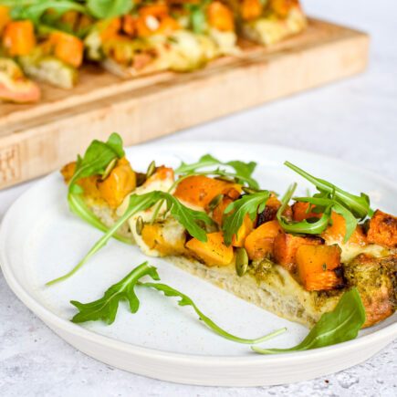Pinsa met geroosterde pompoen, mozzarella en pompoenpitten