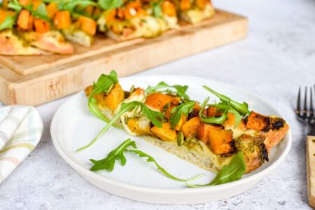 Pinsa met geroosterde pompoen, mozzarella en pompoenpitten