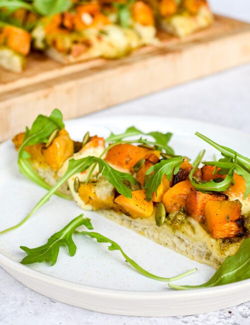 Pinsa met geroosterde pompoen, mozzarella en pompoenpitten
