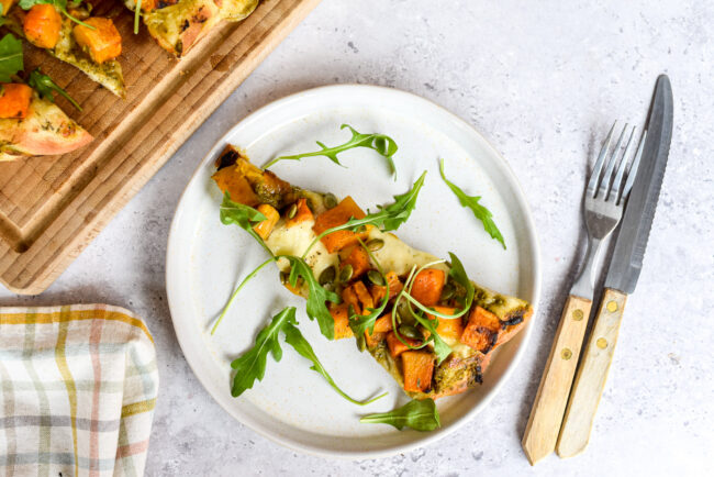 Pinsa met geroosterde pompoen, mozzarella en pompoenpitten