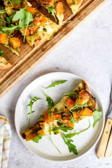 Pinsa met geroosterde pompoen, mozzarella en pompoenpitten