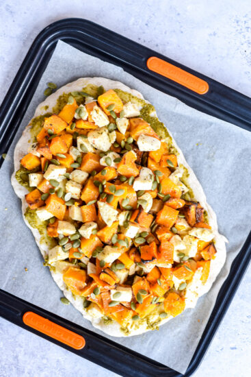 Pinsa met geroosterde pompoen, mozzarella en pompoenpitten