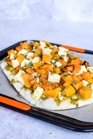 Pinsa met geroosterde pompoen, mozzarella en pompoenpitten
