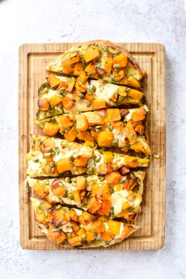Pinsa met geroosterde pompoen, mozzarella en pompoenpitten