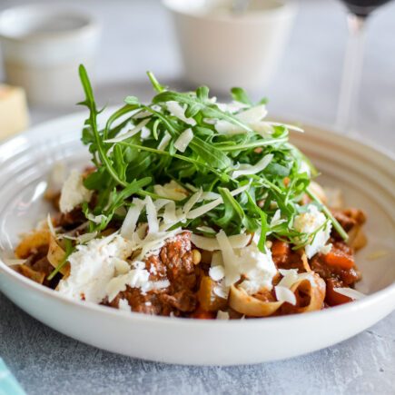 Gebraiseerde riblap met tagliatelle, tomaat en ricotta