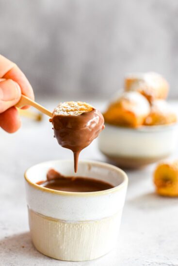 Dessert: bananenbeignets met warme chocolade