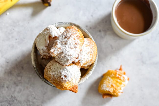 Dessert: bananenbeignets met warme chocolade