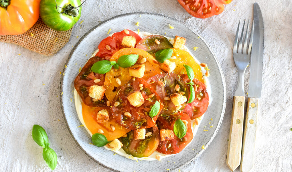 Carpaccio van tomaat met geitenkaas en croutons