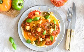 Carpaccio van tomaat met geitenkaas en croutons