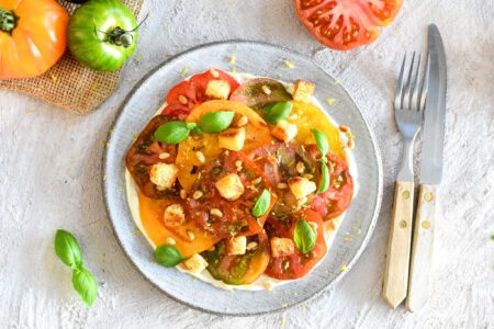 Carpaccio van tomaat met geitenkaas en croutons