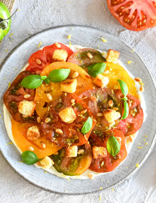 Carpaccio van tomaat met geitenkaas en croutons