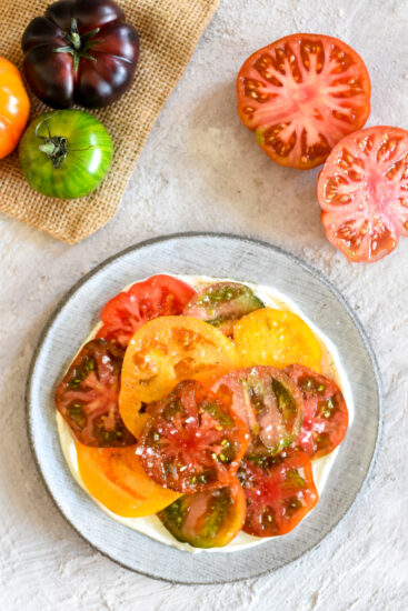 Carpaccio van tomaat met geitenkaas en croutons