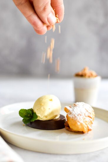 Chocolade ganache met bananenbeignets en vanille-ijs