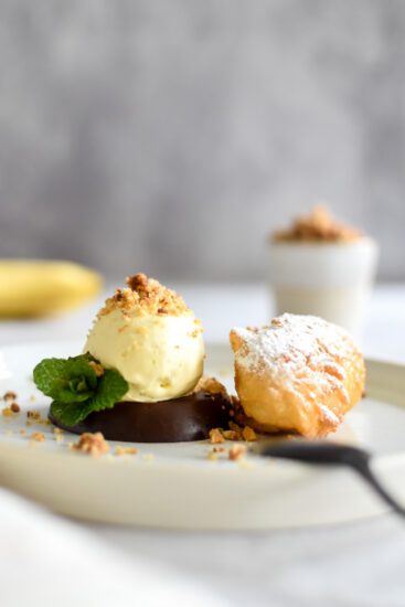 Chocolade ganache met bananenbeignets en vanille-ijs