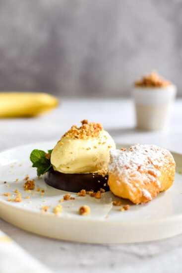 Chocolade ganache met bananenbeignets en vanille-ijs