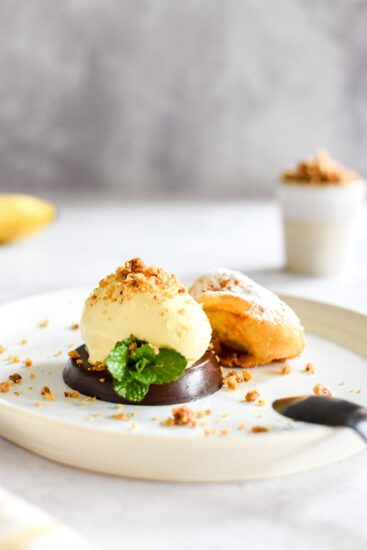 Chocolade ganache met bananenbeignets en vanille-ijs