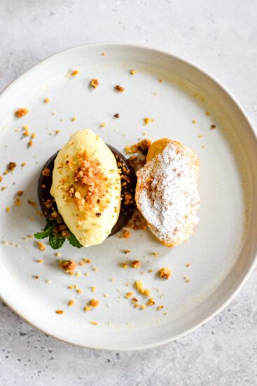 Chocolade ganache met bananenbeignets en vanille-ijs