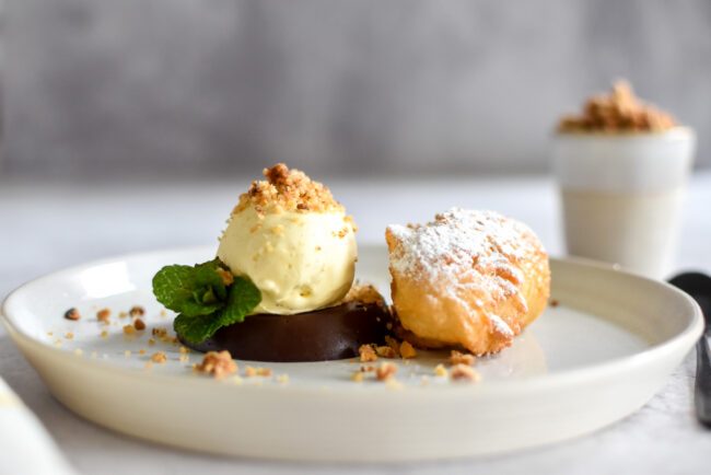 Chocolade ganache met bananenbeignets en vanille-ijs
