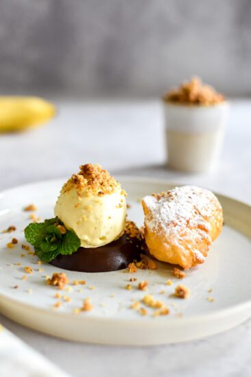 Chocolade ganache met bananenbeignets en vanille-ijs