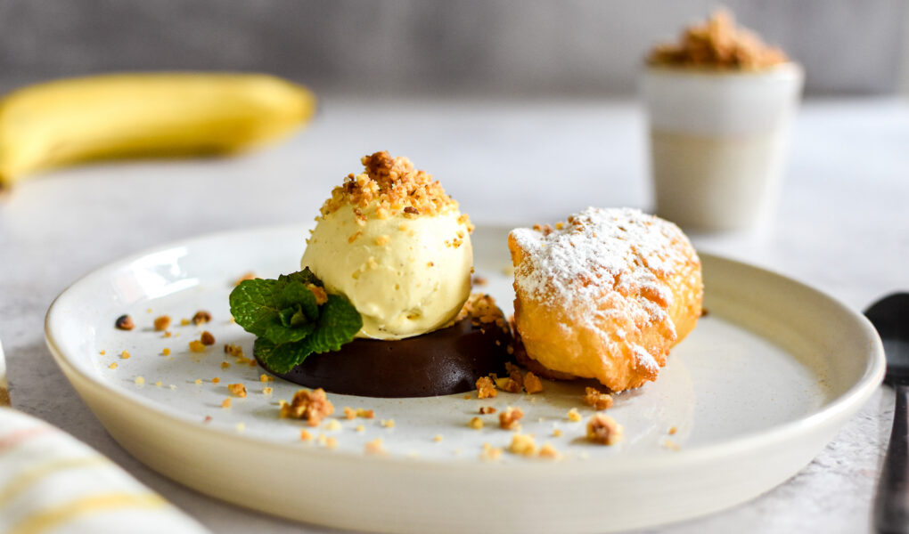 Chocolade ganache met bananenbeignets en vanille-ijs