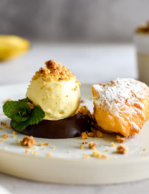 Chocolade ganache met bananenbeignets en vanille-ijs