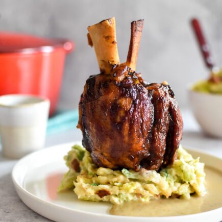 Pork Hammer of varkenshammetje met stoemp en mosterdsaus