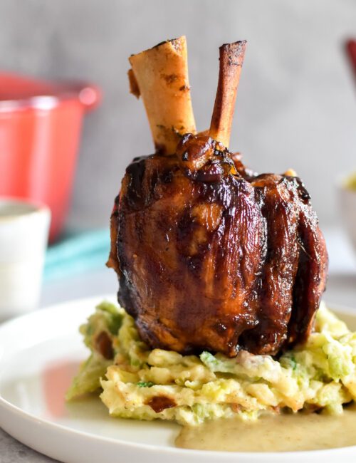 Pork Hammer of varkenshammetje met stoemp en mosterdsaus