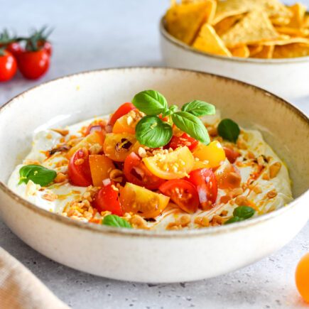 Whipped geitenkaas met tomaat en crispy chili olie