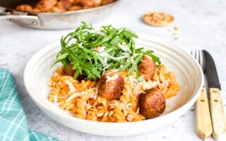 Pasta met gehaktballetjes en saus van geroosterde kerstomaten en burrata