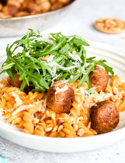 Pasta met gehaktballetjes en saus van geroosterde kerstomaten en burrata