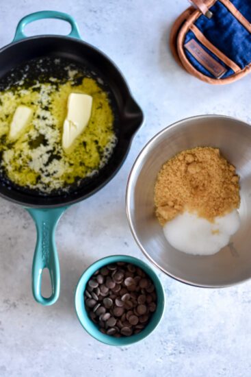 Vers gebakken skillet cookie met vanille-ijs, chocoladesaus en pinda's