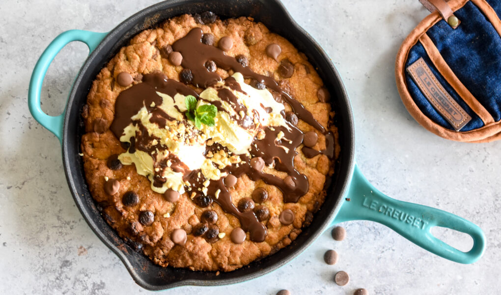 Vers gebakken skillet cookie met vanille-ijs, chocoladesaus en pinda's