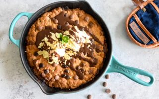 Vers gebakken skillet cookie met vanille-ijs, chocoladesaus en pinda's