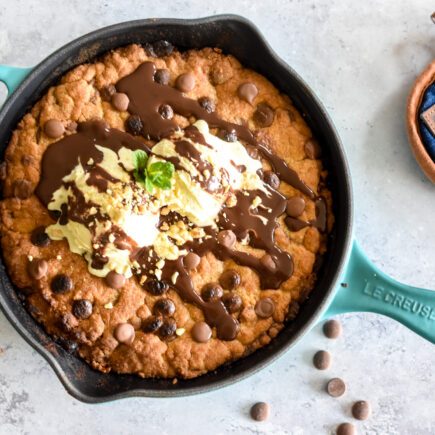 Vers gebakken skillet cookie met vanille-ijs, chocoladesaus en pinda's