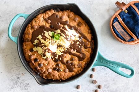 Vers gebakken skillet cookie met vanille-ijs, chocoladesaus en pinda's
