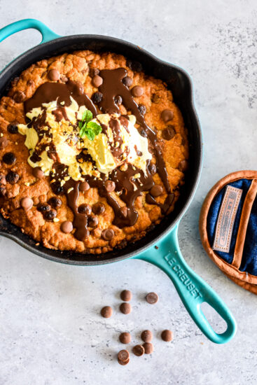 Vers gebakken skillet cookie met vanille-ijs, chocoladesaus en pinda's