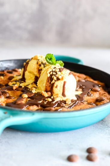 Vers gebakken skillet cookie met vanille-ijs, chocoladesaus en pinda's