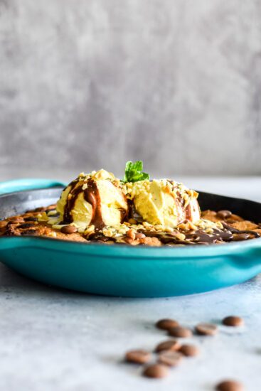 Vers gebakken skillet cookie met vanille-ijs, chocoladesaus en pinda's