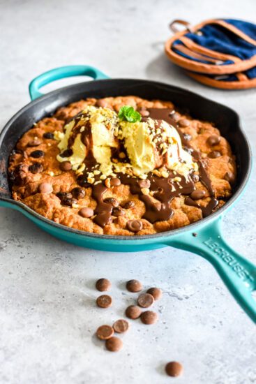 Vers gebakken skillet cookie met vanille-ijs, chocoladesaus en pinda's