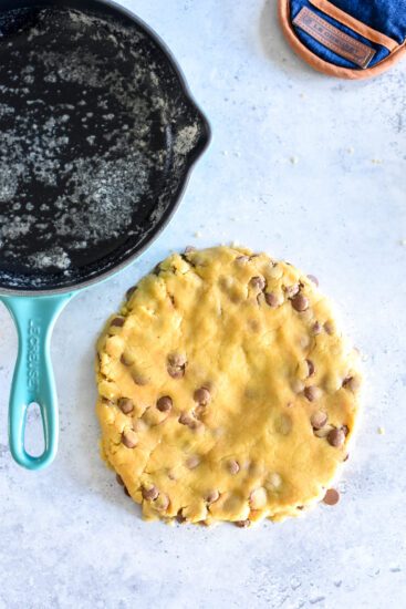 Vers gebakken skillet cookie met vanille-ijs, chocoladesaus en pinda's