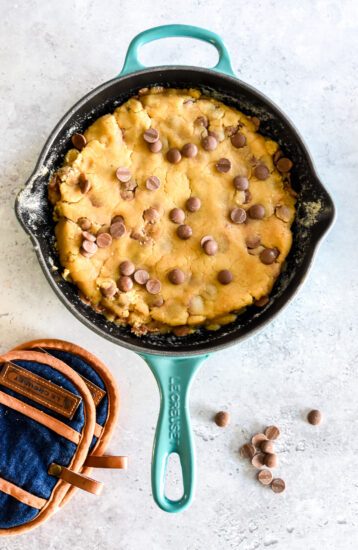 Vers gebakken skillet cookie met vanille-ijs, chocoladesaus en pinda's