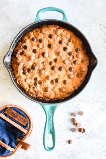 Vers gebakken skillet cookie met vanille-ijs, chocoladesaus en pinda's