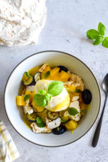 Smashed meringue met mango, lemon curd & vanille-ijs