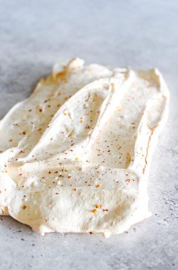 Smashed meringue met mango, lemon curd & vanille-ijs